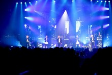 X4「X4 LIVE TOUR 2017 -Xross Mate-」最終公演の様子。（写真提供：テイチクエンタテイメント）