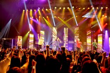 X4「X4 LIVE TOUR 2017 -Xross Mate-」最終公演の様子。（写真提供：テイチクエンタテイメント）