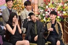 前列左からさとうほなみ、手塚とおる、岡田将生、後列左から後藤輝基、渡部建。(c)日本テレビ