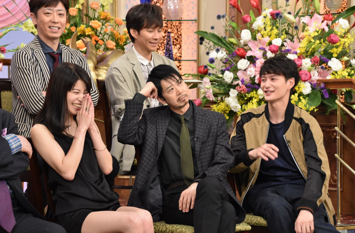 前列左からさとうほなみ、手塚とおる、岡田将生、後列左から後藤輝基、渡部建。(c)日本テレビ