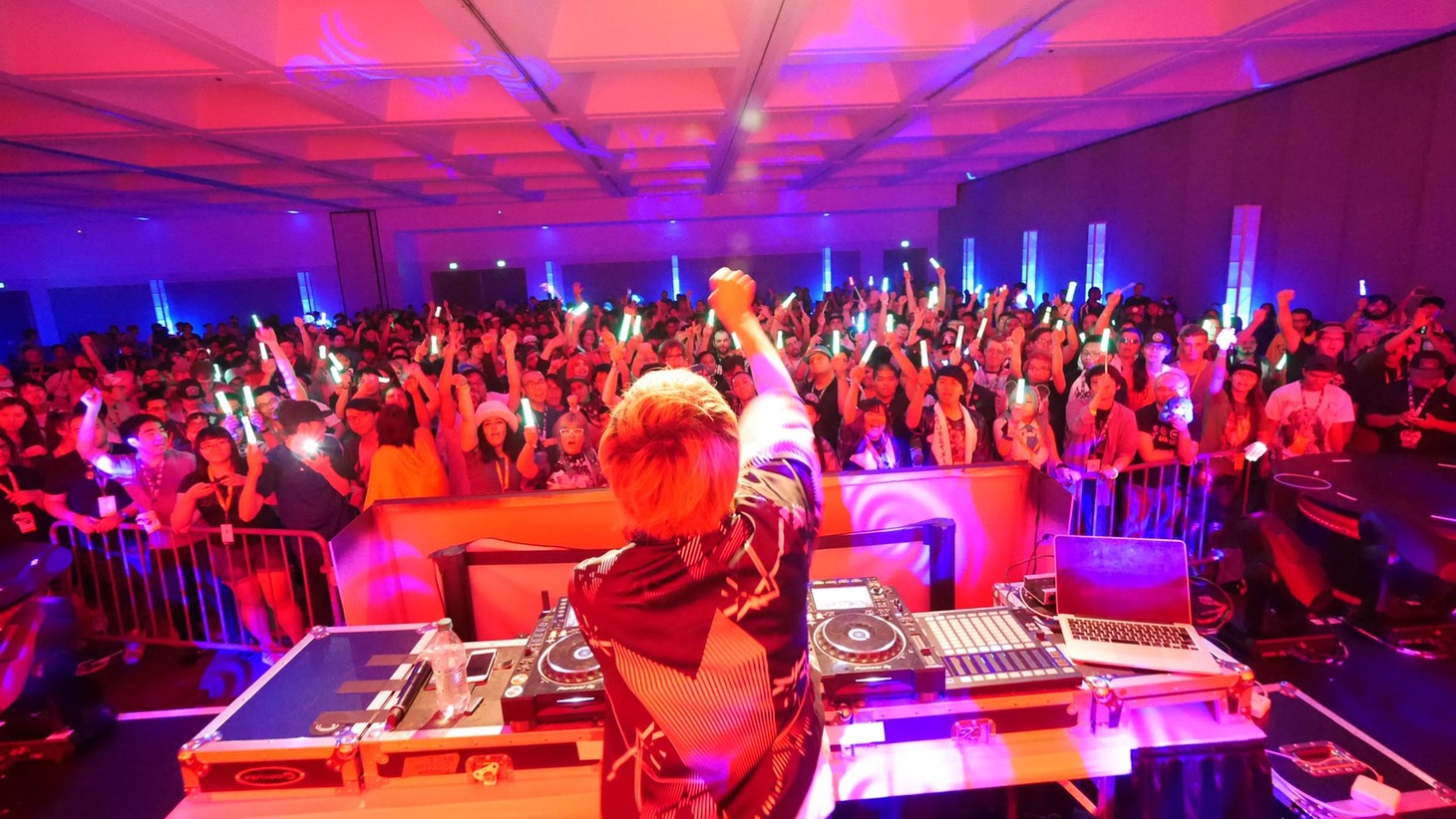アメリカ・ロサンゼルスで行われた「Hatsune Miku 10th Anniversary Dance Party presented by JUST DANCE 2018」の様子。（写真提供：トイズファクトリー）