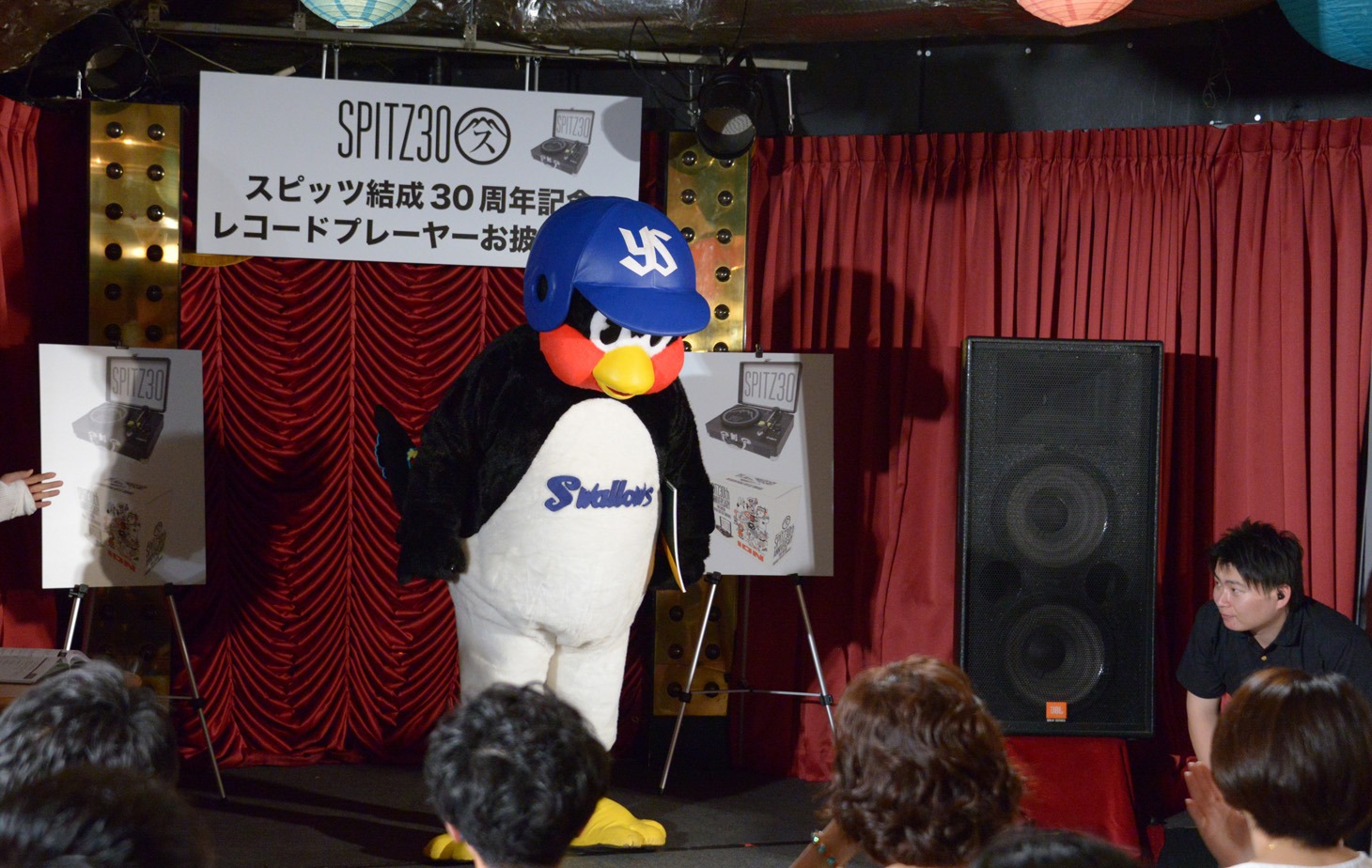 一礼するつば九郎。