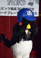 ダンスを終えて恥ずかしがるつば九郎。