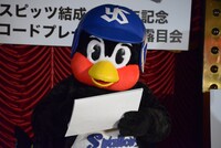 司会者からの質問に答えるスするつば九郎。