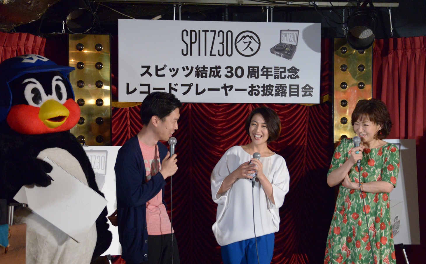 「ION×SPITZ 特製ポータブル レコードプレーヤー」お披露目会の様子。