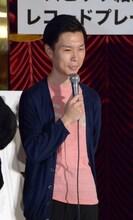 スピッツTシャツを着用した岩井勇気（ハライチ）。