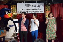 「ION×SPITZ 特製ポータブル レコードプレーヤー」お披露目会の様子。