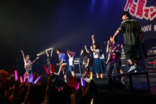 DISH//とBiSHのコラボの様子。