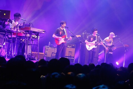 フジファブリックと斎藤宏介（Vo, G / UNISON SQUARE GARDEN）のセッションの様子。（撮影：木村泰之）