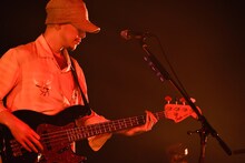 加藤慎一（B / フジファブリック）（撮影：河本悠貴）