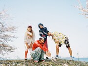 ぽわん。左から時計回りに舘松子莉(Dr)、マリナティシャン(B)、あししオポチュニティー(G)、メイビーモエ(Vo, G)。