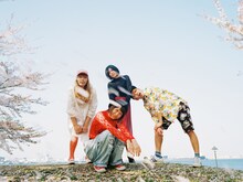 ぽわん。左から時計回りに舘松子莉（Dr）、マリナティシャン（B）、あししオポチュニティー（G）、メイビーモエ（Vo, G）。