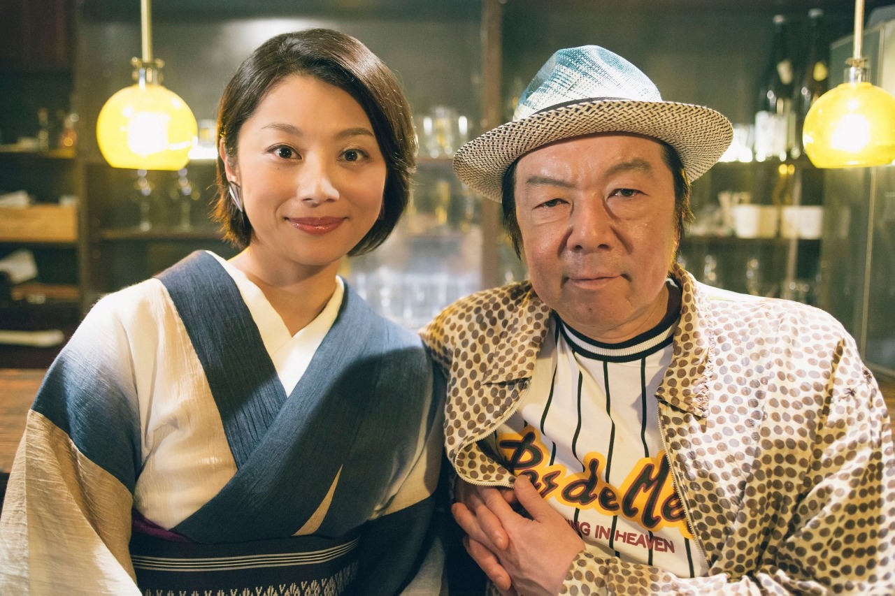 「下北沢ダイハード」案内人役の小池栄子と古田新太。(c)「下北沢ダイハード」製作委員会