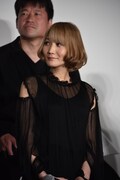 手前からSaori、佐藤二朗。