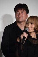 手前からSaori、佐藤二朗。