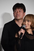 手前からSaori、佐藤二朗。