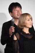 手前からSaori、佐藤二朗。