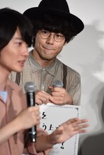 神木隆之介（手前）の話を聞くNakajin（奥）。