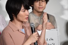 手前から神木隆之介、Nakajin。