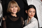 左からSaori、杉咲花。