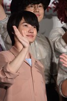 手前から神木隆之介、Nakajin。