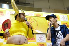 好き放題話す港カヲル（46歳 / 皆川猿時）、暴動（G / 宮藤官九郎）。