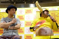 左から石鹸（Dr / 三宅弘城）、港カヲル（46歳 / 皆川猿時）。