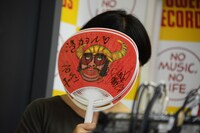 抽選でプレゼントされたサイン入りうちわ。