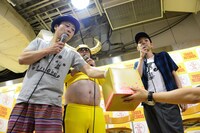 抽選をする石鹸（Dr / 三宅弘城）。