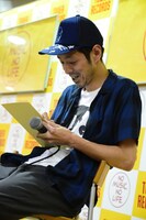 ファンの似顔絵を描く暴動（G / 宮藤官九郎）。