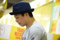 ファンの似顔絵を描く石鹸（Dr / 三宅弘城）。