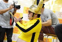 ファンの似顔絵を描く港カヲル（46歳 / 皆川猿時）。