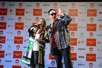 「DANGEROUS feat. RG」を披露するfumikaとレイザーラモンRG。