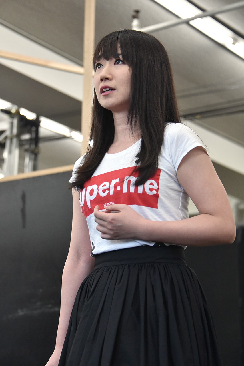 「ビューティフル」公開稽古より。歌声を披露する水樹奈々。