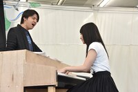 「プレザンド・バレー・サンデー」を歌う水樹奈々と伊礼彼方。