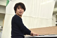 「ウォーキング・イン・ザ・レイン」を歌う中川晃教。