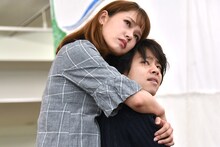 抱き合うソニンと中川晃教。