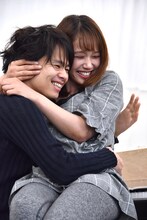 ラブシーンを演じたソニンと中川晃教。