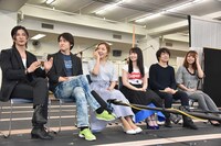 舞台「ビューティフル」公開稽古後の記者会見の様子。