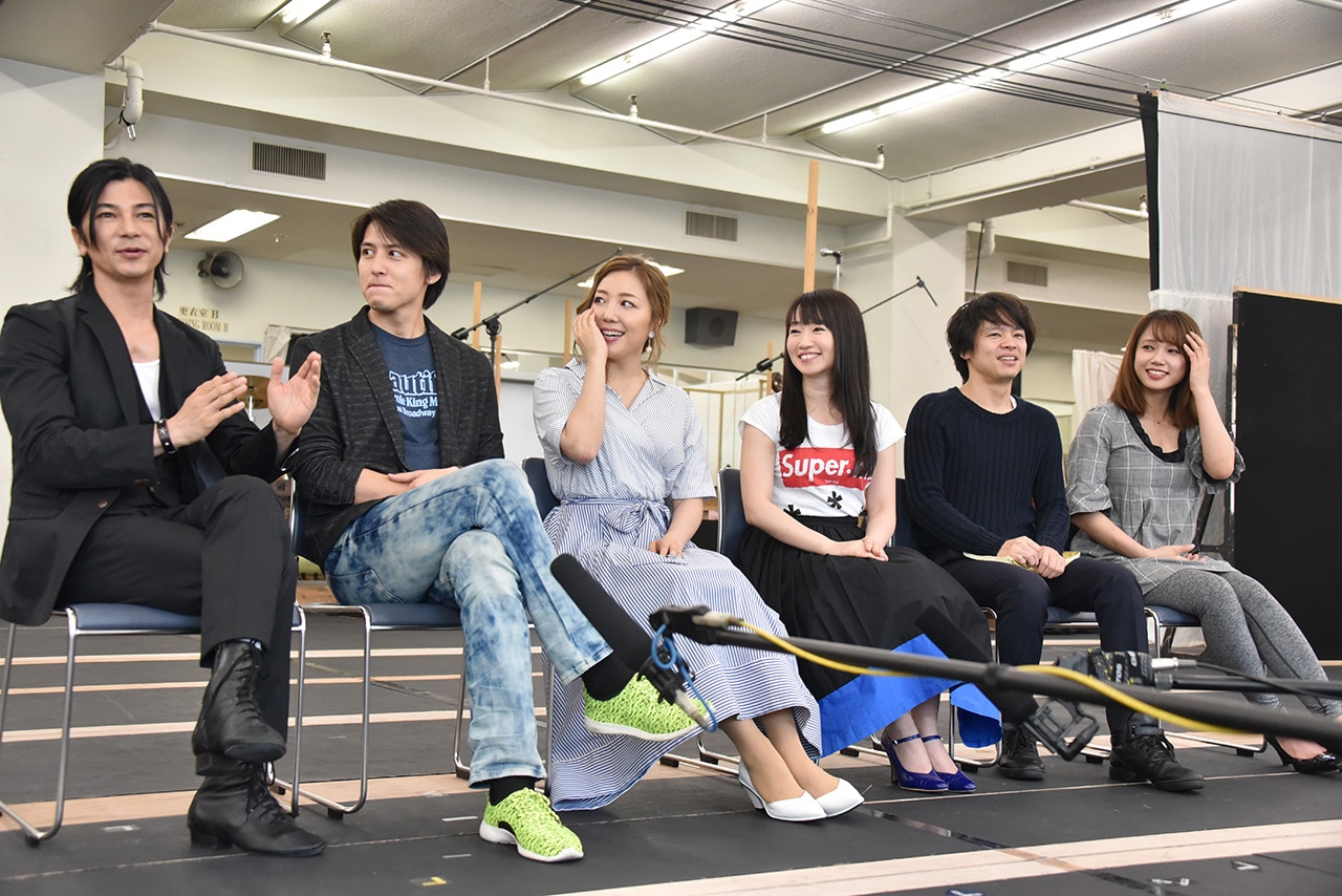「ビューティフル」記者会見より。左から武田真治、伊礼彼方、平原綾香、水樹奈々、中川晃教、ソニン。