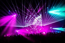 「NTT DOCOMO presents MIYAVI 15th Anniversary Live "NEO TOKYO 15"」ファイナル公演の様子。（Photo by Yusuke Okada）