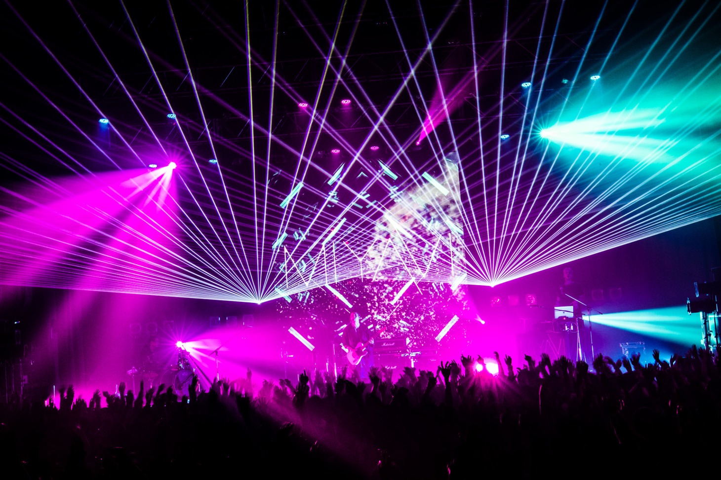 「NTT DOCOMO presents MIYAVI 15th Anniversary Live "NEO TOKYO 15"」ファイナル公演の様子。（Photo by Yusuke Okada）