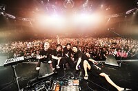 「NTT DOCOMO presents MIYAVI 15th Anniversary Live "NEO TOKYO 15"」ファイナル公演の様子。（Photo by Yusuke Okada）