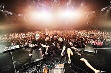 「NTT DOCOMO presents MIYAVI 15th Anniversary Live "NEO TOKYO 15"」ファイナル公演の様子。（Photo by Yusuke Okada）