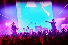 「NTT DOCOMO presents MIYAVI 15th Anniversary Live "NEO TOKYO 15"」ファイナル公演の様子。（Photo by Yusuke Okada）