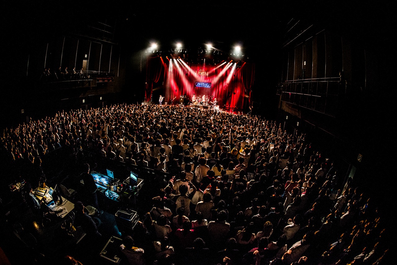 夜の本気ダンス「No rain, new days o'scene」東京・EX THEATER ROPPONGI公演の様子。（撮影：浜野カズシ）