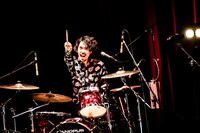 鈴鹿秋斗（Dr）（撮影：浜野カズシ）