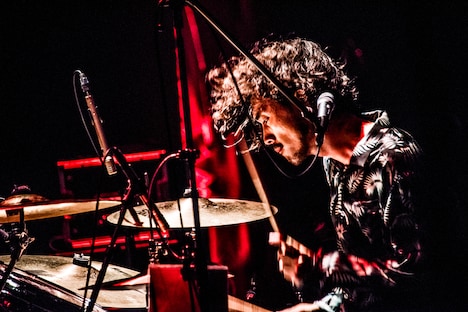 鈴鹿秋斗（Dr）（撮影：浜野カズシ）