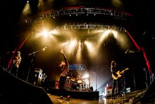 夜の本気ダンス「No rain, new days o'scene」東京・EX THEATER ROPPONGI公演の様子。（撮影：浜野カズシ）