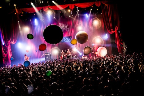 夜の本気ダンス「No rain, new days o'scene」東京・EX THEATER ROPPONGI公演の様子。（撮影：浜野カズシ）